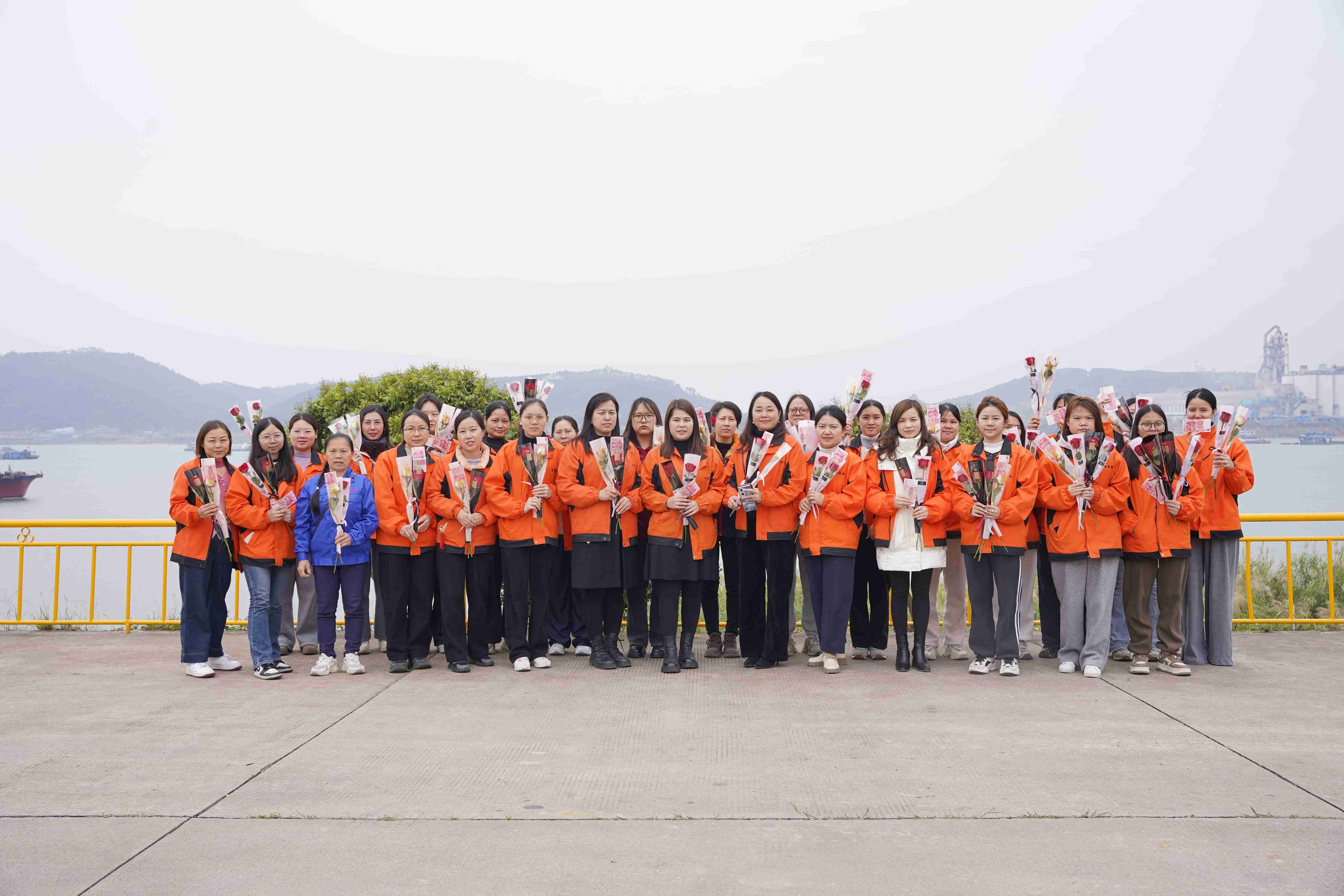 鏗鏘玫瑰 綻放芳華 | 粵佳信公司為全體女職工發放“三八”婦女節暖心福利